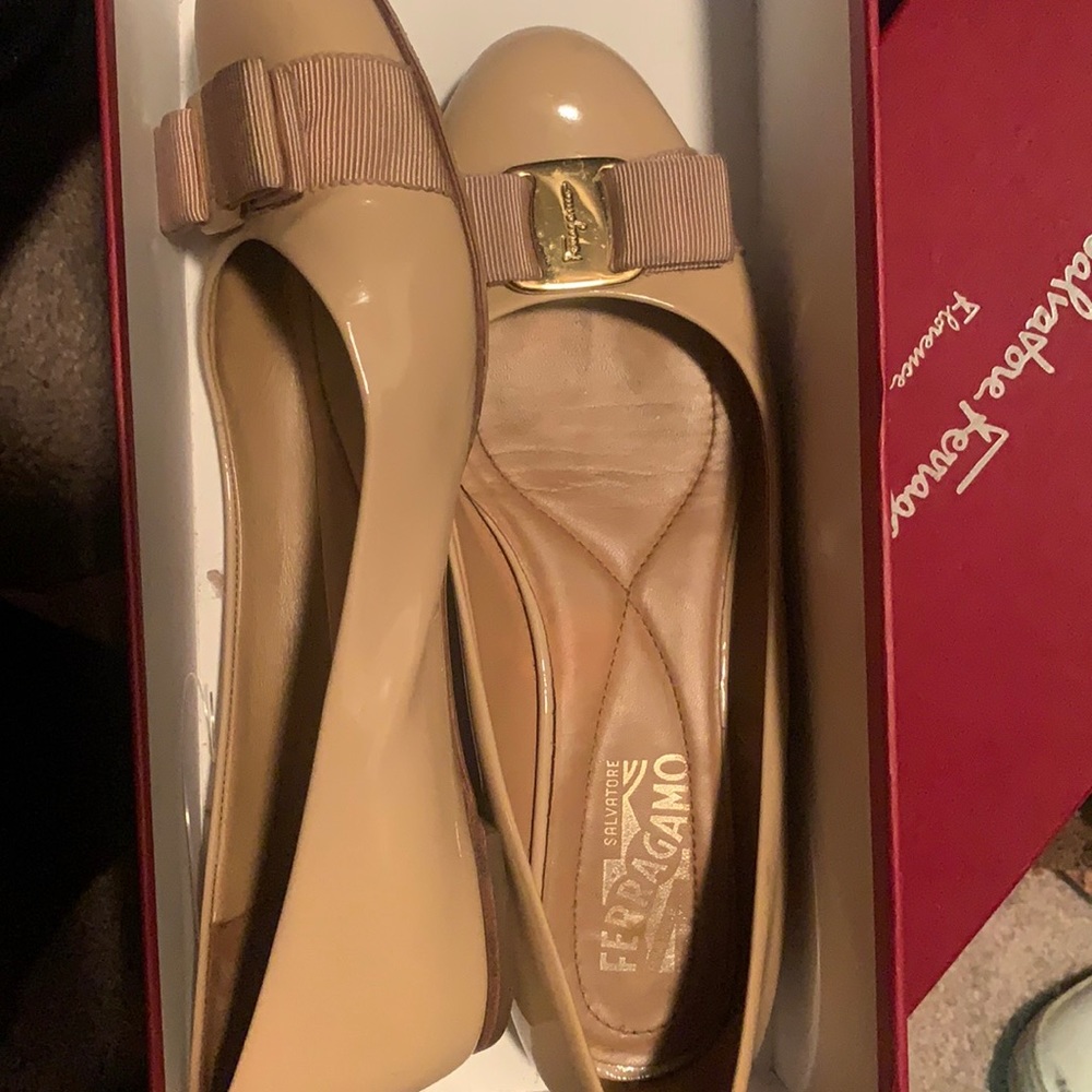Varina flat - authentic. Comes with just box. These have a lot of life in them.
